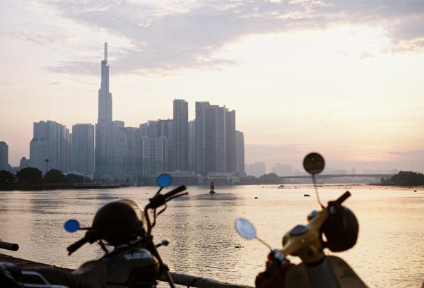 Découvrez les secrets de la préparation passionnée des troupes théâtrales pour le Festival d'Avignon !