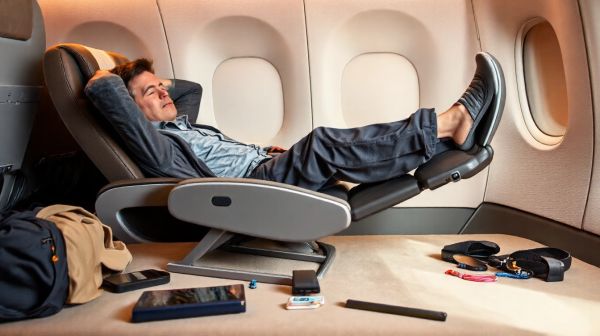 Solutions pour soulager vos jambes lourdes en avion : top 5 des repose-pieds